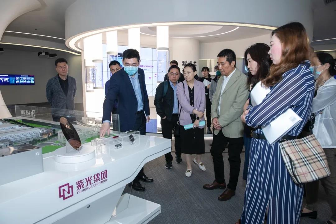 与会代表参观紫光集团创新体验中心.jpg